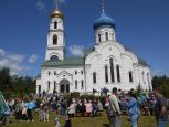 4 июня, в день Пресвятой Живоначальной Троицы, в Троицком храме города Заволжье состоялась Божественная литургия