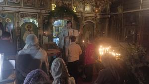 В Рождественскую ночь в храме п.Варнавино состоялась праздничная литургия