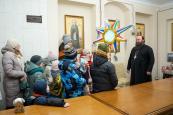Епископ Городецкий и Ветлужский Парамон встретил колядующих в епархиальном управлении