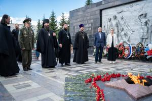 В День памяти и скорби епископ Городецкий и Ветлужский возложил цветы к Вечному огню