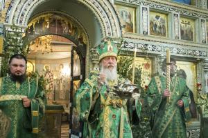 Епископ Августин совершил всенощное бдение накануне Дня Святой Троицы
