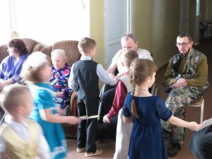 Воспитанники детского сада "Ромашка" поселка Пижма посетили ветеранов в Доме милосердия.
