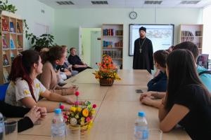 В информационном центре Сокольского техникума индустрии сервиса и предпринимательства прошла встреча на тему «Кто твой герой?»