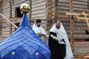 В деревне Хахалы Семеновского благочиния совершен чин освящения куполов для строящегося храма Покрова Пресвятой Богородицы