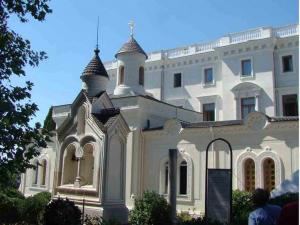 Группа паломников Городецкого Феодоровского мужского монастыря посетила Крестовоздвиженский храм в Ливадии и Ливадийский дворец.