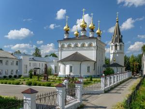 Архиерейское Богослужение в Неделю Всех святых, в земле Русской просиявших