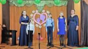 Дети и педагоги приходской школы деревни Егорово поздравили мам с их праздником