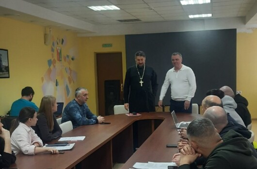 Помощник благочинного Саровского округа побеседовал с тренерами спортивной школы о вреде сквернословия