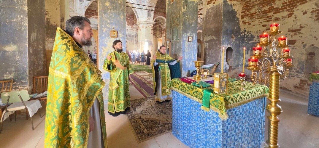В восстанавливающейся Троицкой церкви села Ичалово совершена Божественная литургия