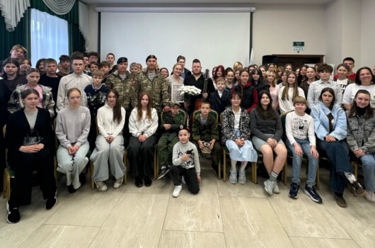 В Борском благочинии состоялась патриотическая встреча молодежи с фронтовым исполнителем Павлом Милютиным