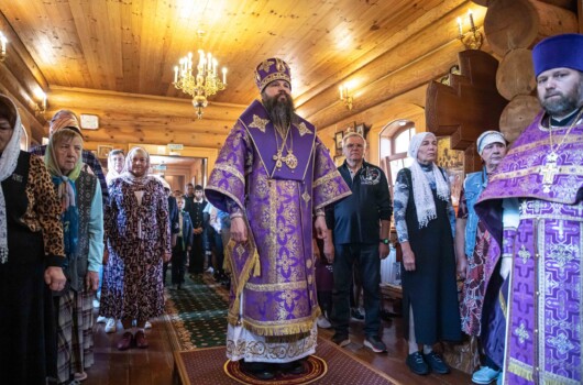 В престольный праздник в Крестовоздвиженском храме села Чернуха Лысковского округа епископ Иосия возглавил Божественную литургию