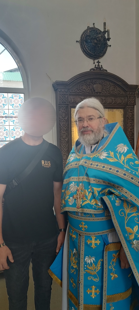 Настоятель Никольского храма поселка Красные Баки благословил бойца СВО перед возвращением к месту несения службы