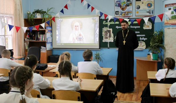 Настоятель храма в честь преподобного Серафима Саровского поселка Пижма провел урок «Разговоры о важном» в Лесозаводской школе