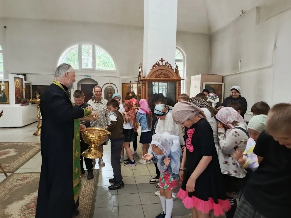 Воспитанники летнего лагеря «Улыбка» Шарангской средней школы совершили экскурсию в храм Пресвятой Живоначальной Троицы