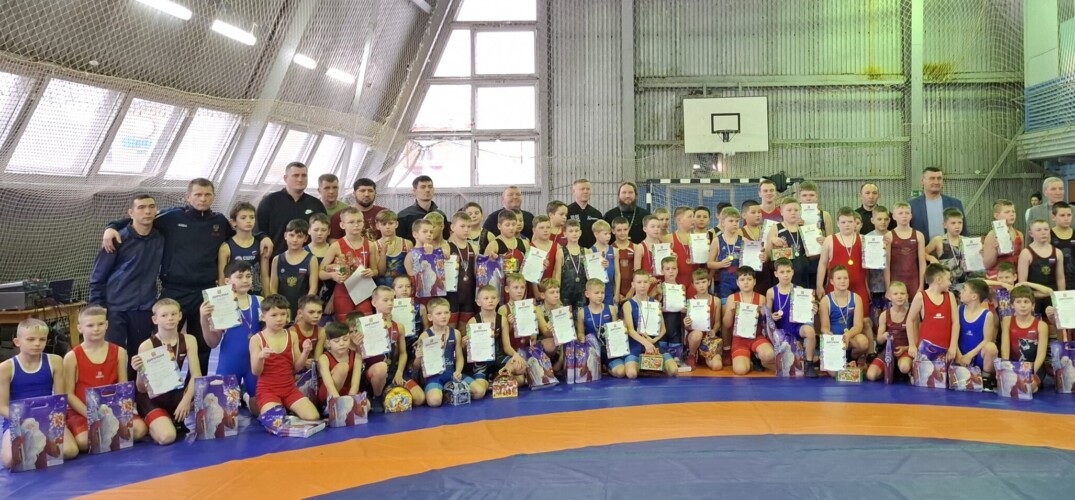 В физкультурно-оздоровительном комплексе поселка Октябрьский прошел Рождественский турнир по греко-римской борьбе