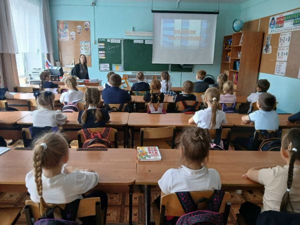 Помощник благочинного Ковернинского округа поговорила со школьниками о вреде алкоголя