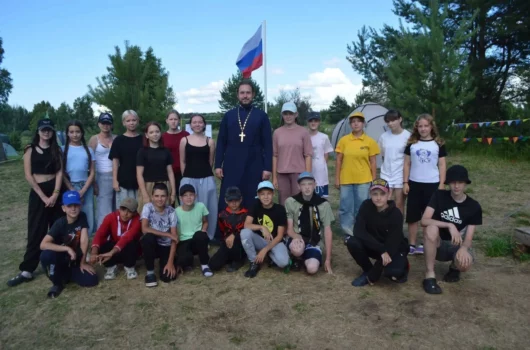 Помощник благочинного Дальнеконстантиновского округа провел беседу с воспитанниками детского палаточного лагеря «Русич»