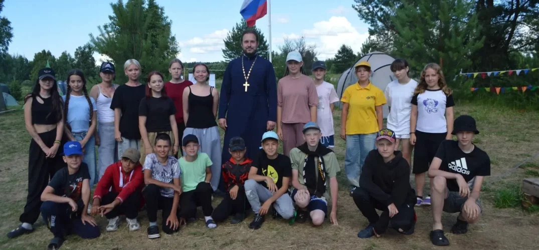 Помощник благочинного Дальнеконстантиновского округа провел беседу с воспитанниками детского палаточного лагеря «Русич»