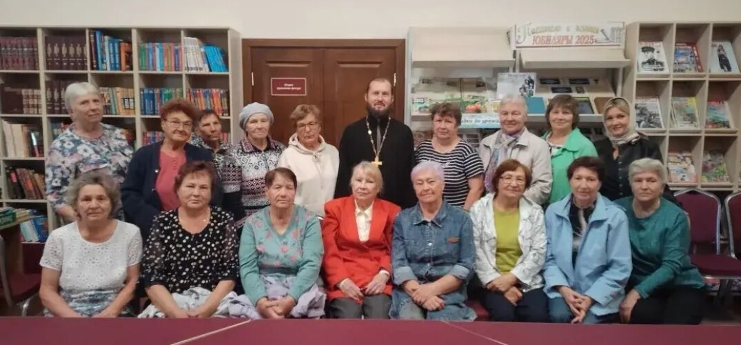 Благочинный Дальнеконстантиновского округа посетил районную библиотеку имени Н.И. Кочина