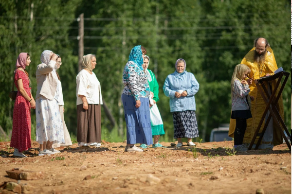 В селе Дмитриевское Сокольского благочиния на месте утраченного храма была совершена Божественная литургия
