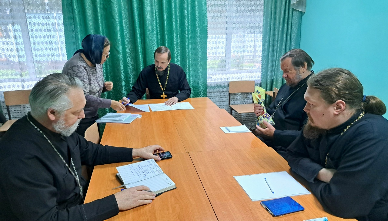 В храме Пресвятой Живоначальной Троицы поселка Шаранга состоялось совещание настоятелей приходов Шарангского благочиния