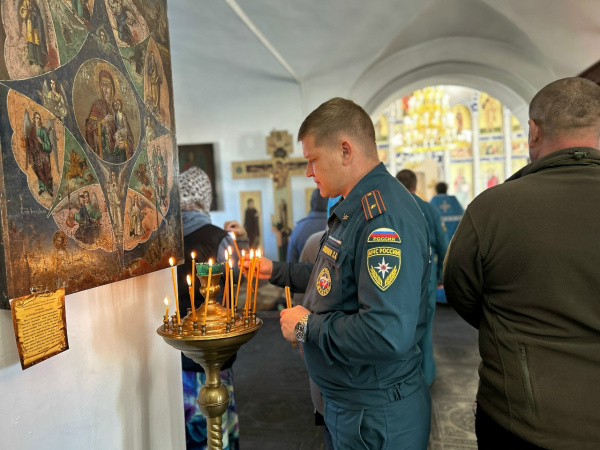 В храме в честь иконы Божией Матери «Всех скорбящих Радость» поселка Сокольское состоялся молебен для сотрудников МЧС