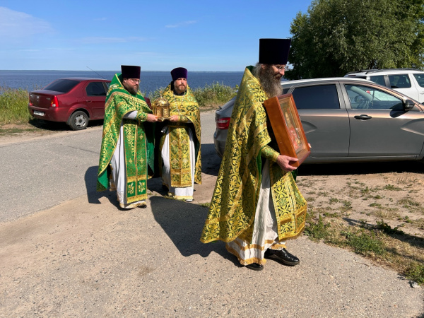 В поселке Сокольское торжественно встретили ковчег с частицей мощей святого праведного Алексия Бортсурманского