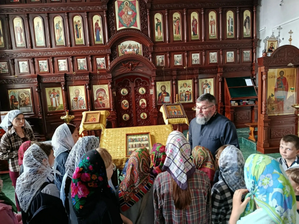 Вознесенский храм в поселке Ковернино посетили дети из летнего лагеря при Каменской основной школе