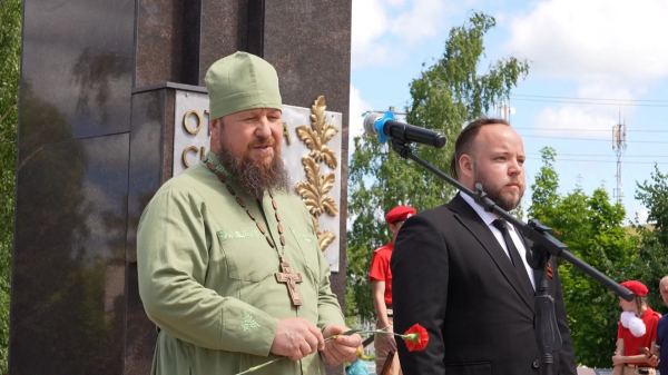Клирик Семеновского благочиния почтил память героев Великой Отечественной войны в Семёнове