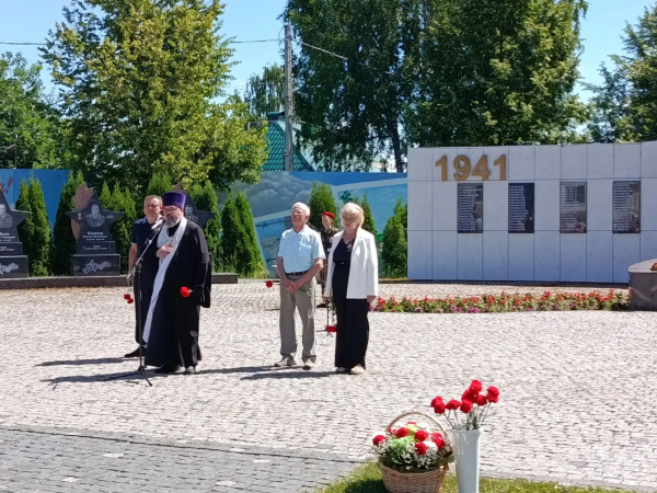 Настоятель храма Вознесения Господня в поселке Ковернино почтил память павших в Великой Отечественной войне