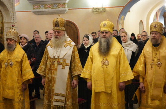 Митрополит Георгий сослужил митрополиту Каширскому Феогносту на Божественной литургии в Зачатьевском монастыре Москвы