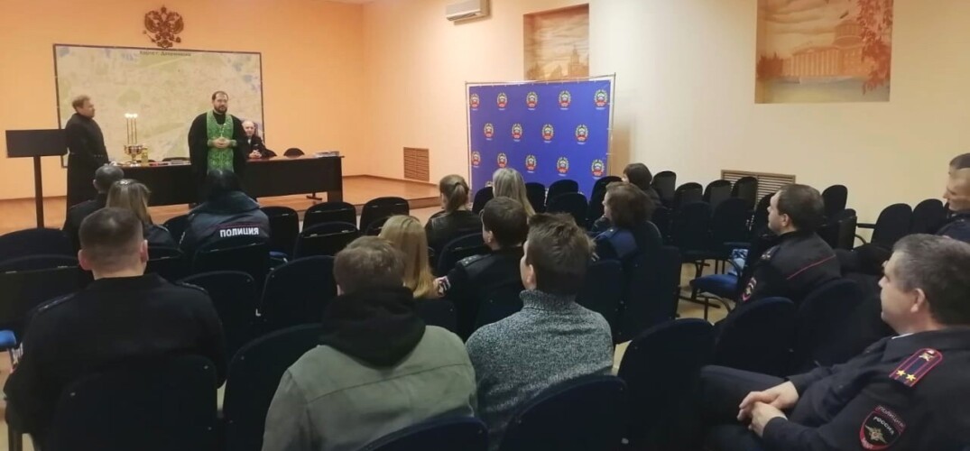 Клирик Воскресенского благочиния Нижегородской епархии провел духовную беседу с сотрудниками ГАИ и освятил их технику