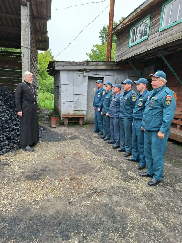 Священник Варнавинского благочиния посетил пожарно-спасательную часть поселка Варнавино