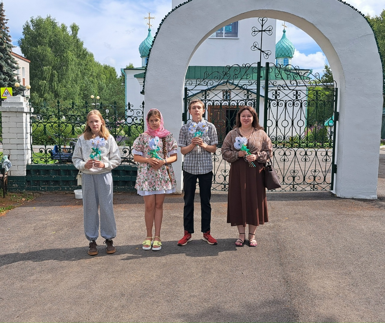 Добровольцы молодежного актива Шарангского благочиния поздравили жителей Шаранги с Днем семьи, любви и верности