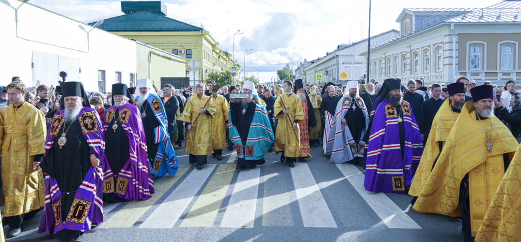 В Александро-Невском кафедральном соборе Нижнего Новгорода торжественно встретили ковчег с частицей мощей святителя Спиридона Тримифунтского
