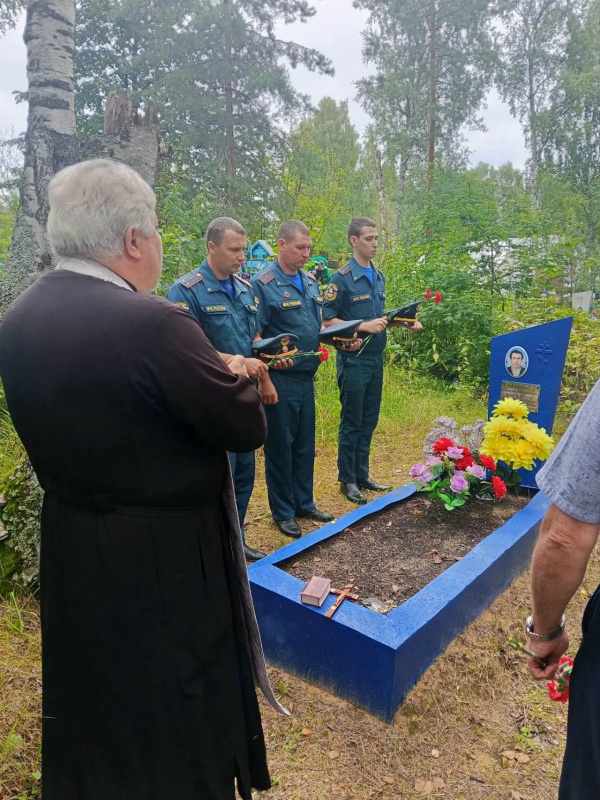 Священник Семеновского благочиния почтил память погибших пожарных в Семенове