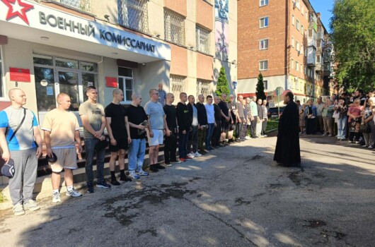 Помощник благочинного Нагорного округа напутствовал призывников перед отправкой на срочную военную службу