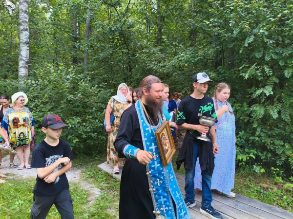 В часовне у озера Светлояр поселка Воскресенское состоялась Божественная литургия