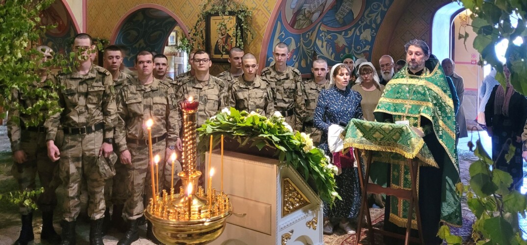 Военнослужащие саровского соединения войск Росгвардии посетили молебен о воинах