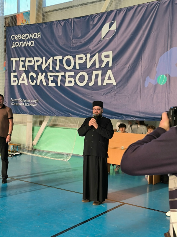 Священник Шахунского благочиния благословил участников турнира по баскетболу
