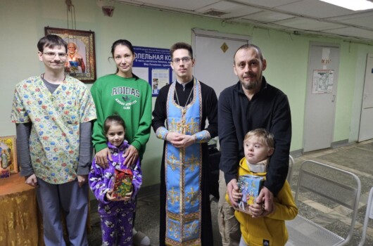 Помощник благочинного Нагорного округа поздравил юных пациентов в нижегородских детских больницах