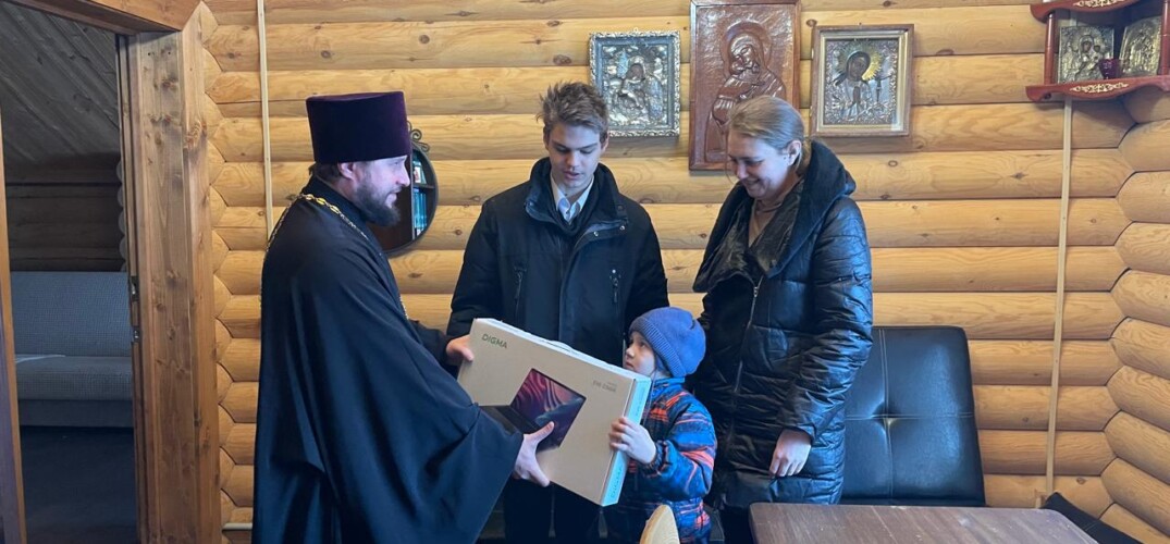 Благочинный Приокского округа вручил многодетным семьям подарки от управляющего Нижегородской епархией