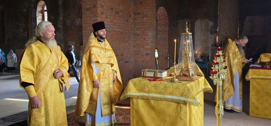 В восстанавливающемся Александро-Невском храме села Владимирово Борского района совершена Божественная литургия