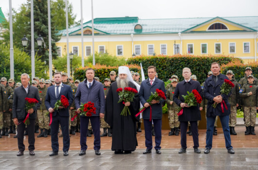 Управляющий Нижегородской епархией принял участие в возложении цветов к памятнику основателю Нижнего Новгорода