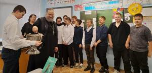 Настоятель храма в честь Рождества Пресвятой Богородицы села Хохлома Ковернинского благочиния со своими помощниками провёл акцию "Крещенская вода"