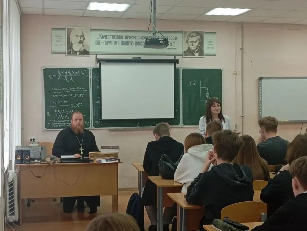 Помощник благочинного Шахунского округа по образованию провел беседу со студентами о Дне славянской письменности и культуры