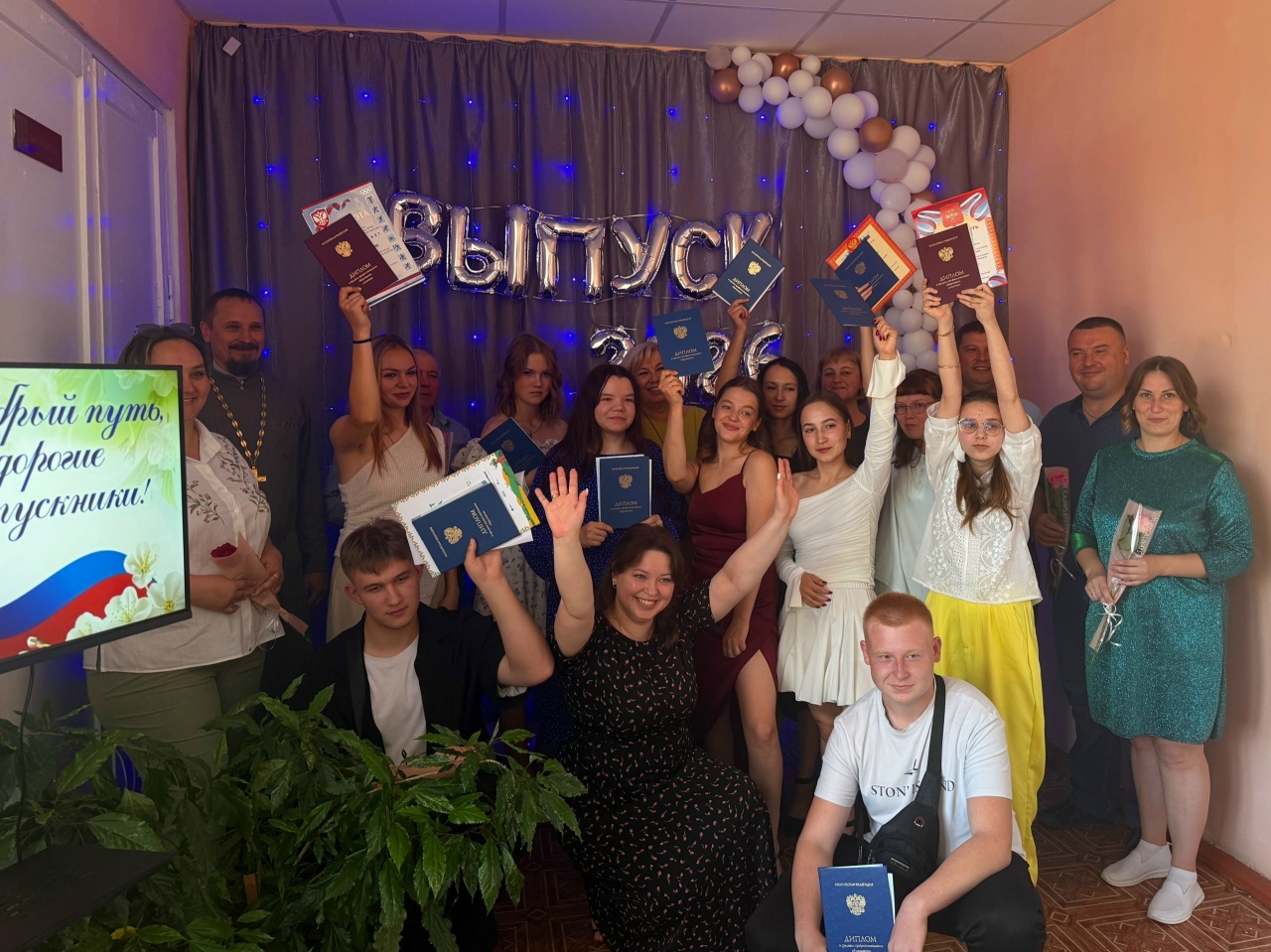 Благочинный Шарангского округа поздравил выпускников колледжа с окончанием учебы