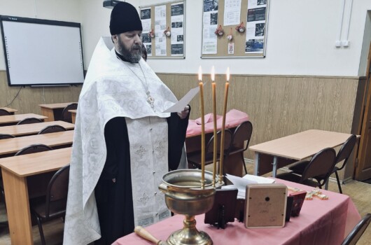 Клирик Нижегородского благочиния освятил нижегородскую гимназию №13