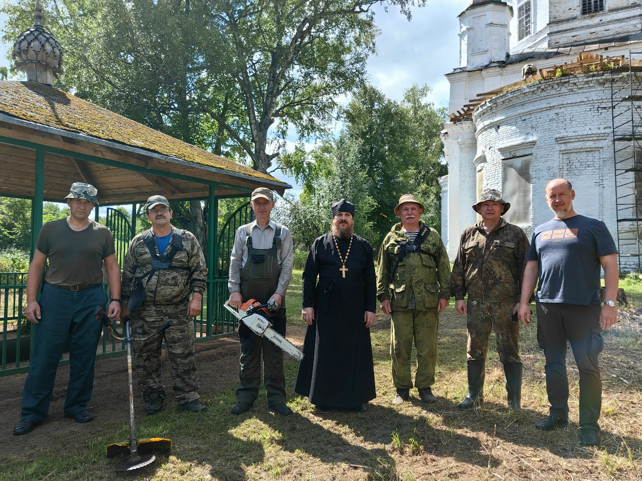 Субботник на территории храма в селе Макарьевское Ветлужско-Уренского благочиния
