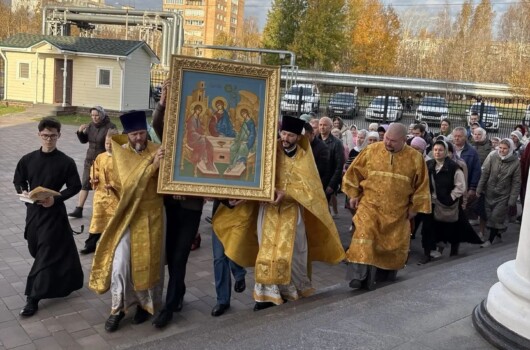 В храме в честь святого благоверного князя Георгия Всеволодовича Автозаводского благочиния встретили икону Святой Живоначальной Троицы
